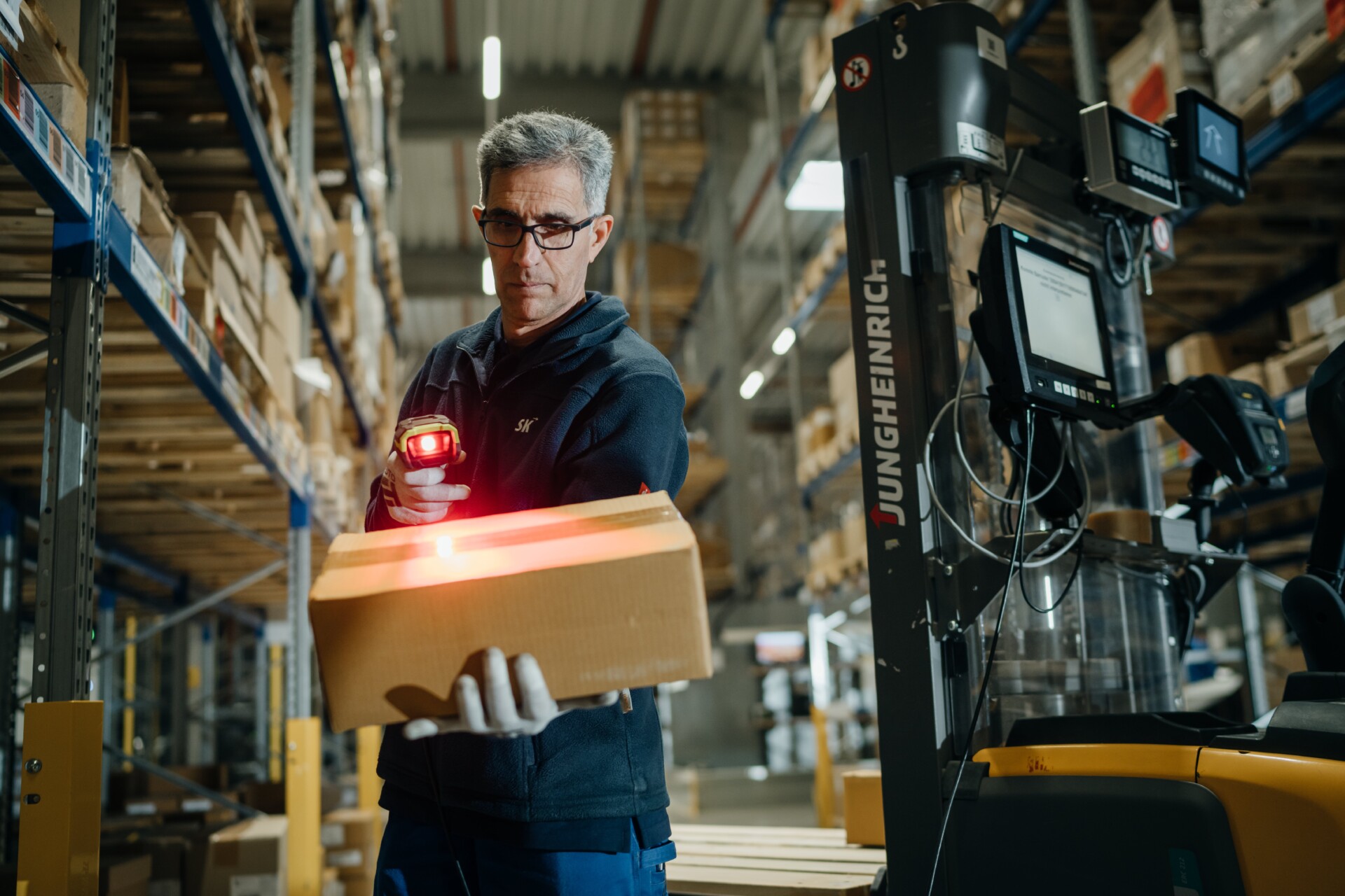 Mann scant Paket im Lager